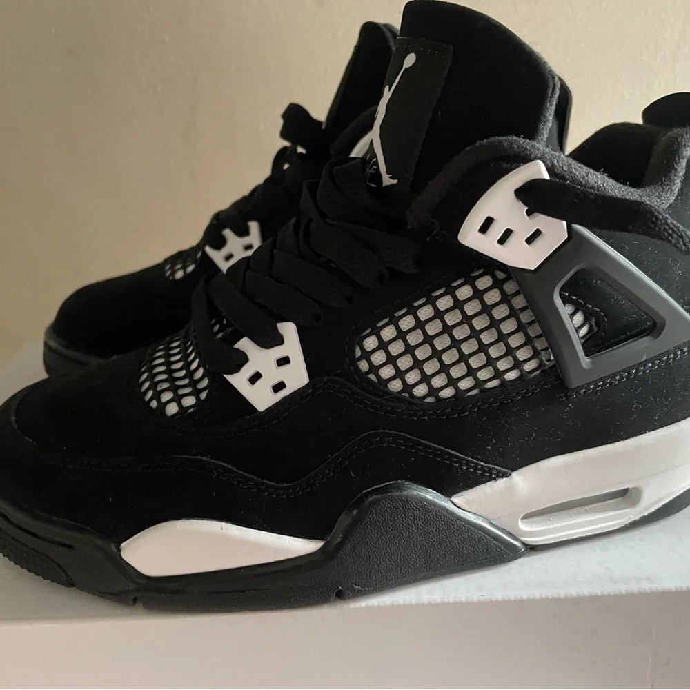 Jordan 4 (GS) - Picture 1 of 5